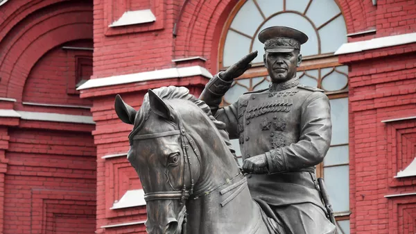Новый памятник маршалу Георгию Константиновичу Жукову на Манежной площади в Москве
