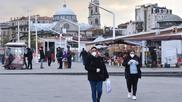 Люди на улицах Стамбула в пандемию коронавируса