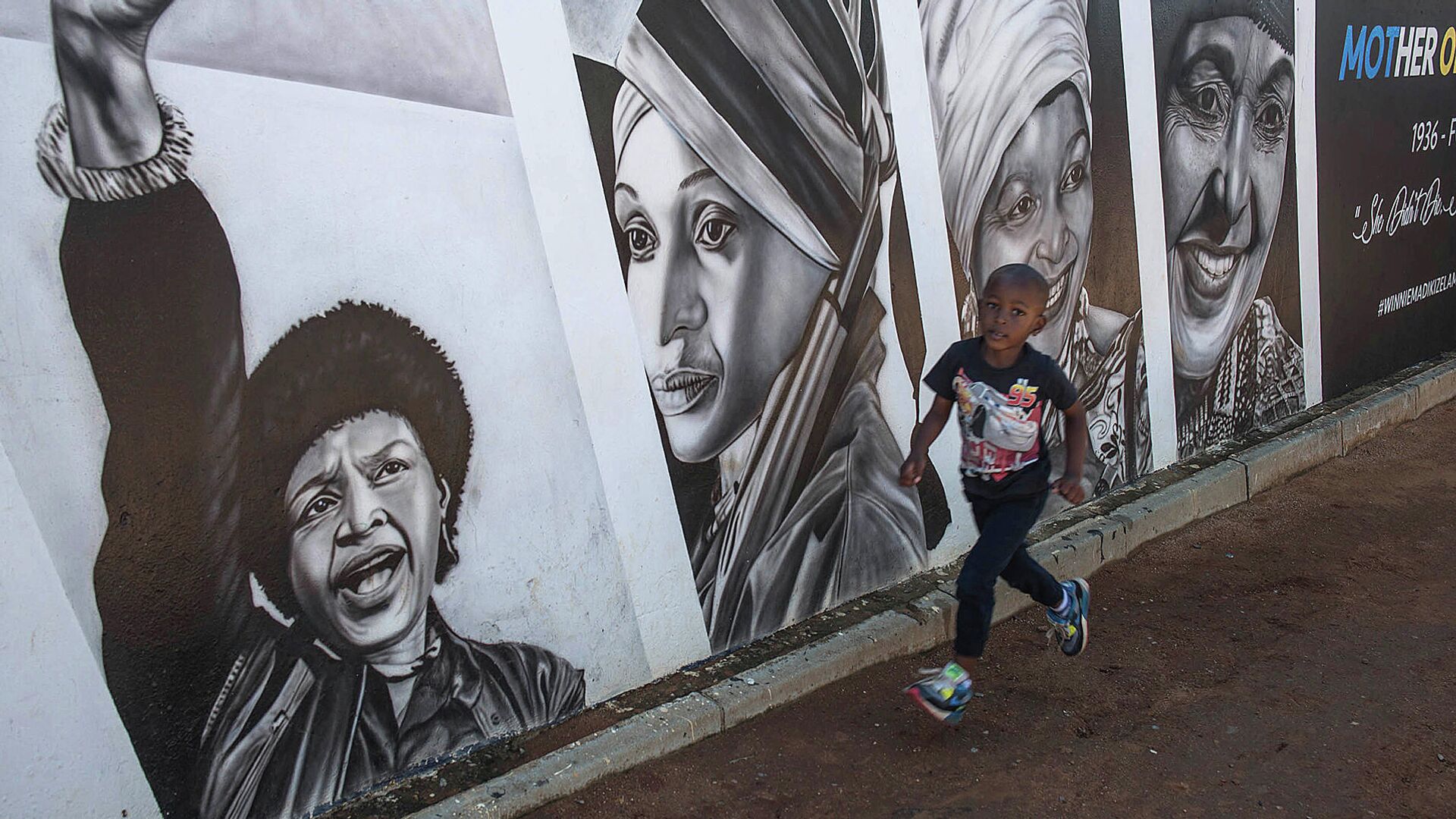 Мальчик проходит мимо портрета Винни Манделы во время празднования дня окончания апартеида в Южной Африке - РИА Новости, 1920, 21.03.2020