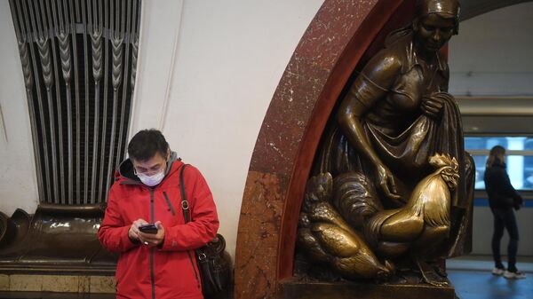 Мужчина в медицинской маске на станции Площадь Революции московского метро