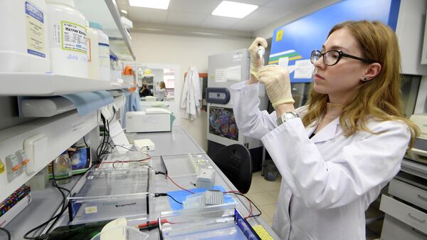 Сотрудница научно-исследовательской лаборатории Генные и клеточные технологии при Казанском федеральном университете проводит исследование