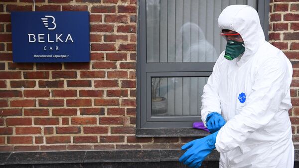 Сотрудник санитарной службы перед началом дезинфекции автомобилей сервиса каршеринга BelkaCar в Москве