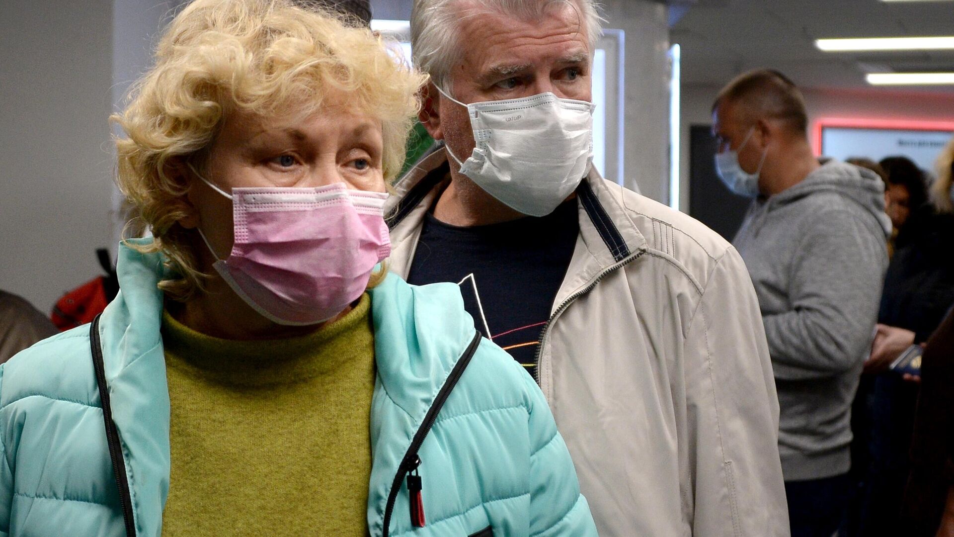Пассажиры в защитных масках в национальном аэропорту Минск - РИА Новости, 1920, 11.02.2021