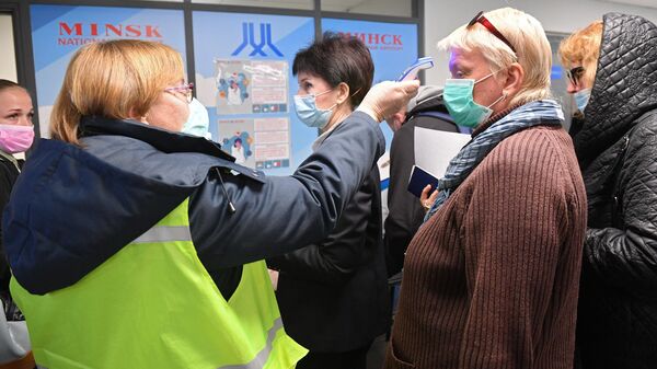 Прилетевшие пассажиры проходят тепловизионный контроль в национальном аэропорту Минск