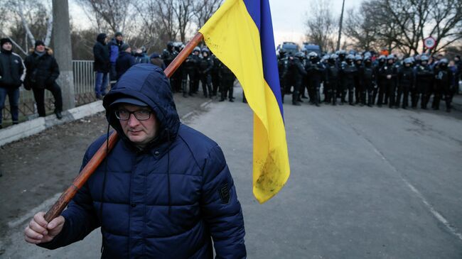 Акция протеста в селе Новые Санжары Полтавской области против прибытия самолета с эвакуированными людьми из Китая