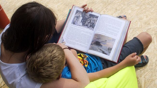 Мама и сын читают книгу