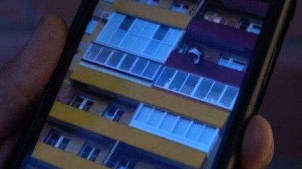 В последний момент: двое мужчин спасли девушку, сорвавшуюся с балкона