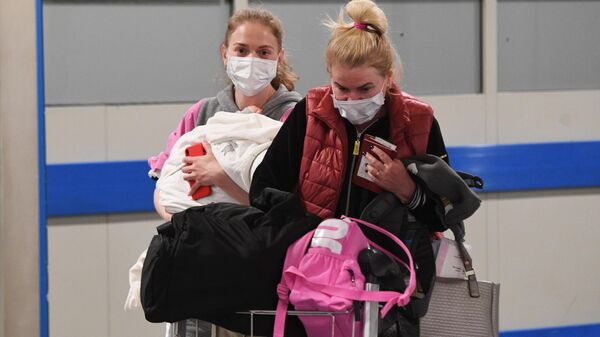Российские туристы, прилетевшие из Черногории в аэропорту Шереметьево