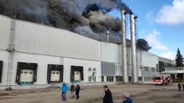 Кадры пожара на заводе в Московской области