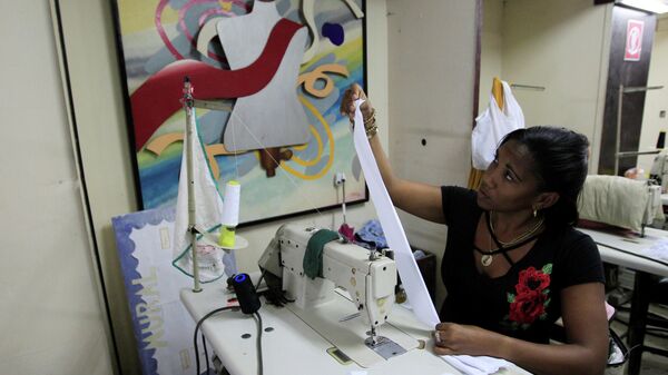 Швея конструирует маску для лица во время пандемии коронавируса в Гаване, Куба 