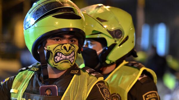 Полицейские в защитных масках в качестве меры профилактики против распространения нового коронавируса COVID-19 в Кали, Колумбия 