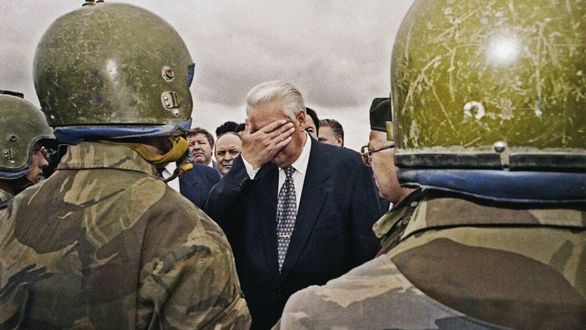 Борис Ельцин встречается с солдатами и офицерами 205-й мотострелковой бригады федеральных войск в Чеченской республике - РИА Новости, 1920, 21.03.2020