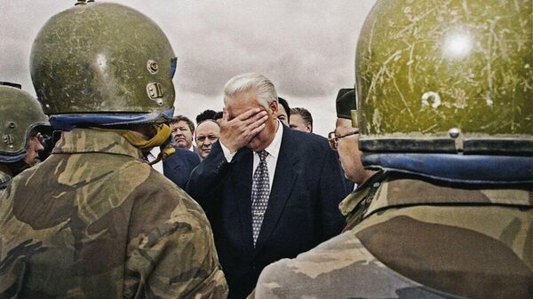 Борис Ельцин встречается с солдатами и офицерами 205-й мотострелковой бригады федеральных войск в Чеченской республике