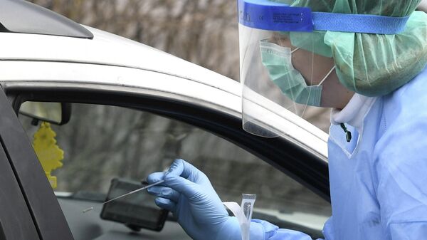 Медицинский работник берет пробы на коронавирус (COVID-19), Финляндия