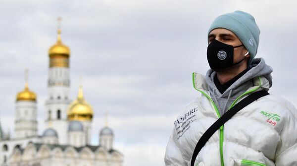Молодой человек в защитной маске в Москве