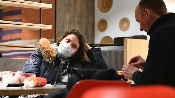 Девушка в защитной маске в кафе Макдональдс в Москве