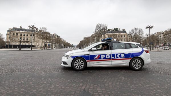 Автомобиль полиции на безлюдной улице в Париже