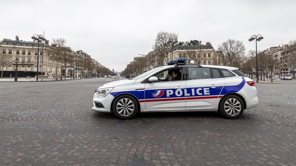 Автомобиль полиции на безлюдной улице в Париже