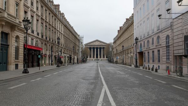 Безлюдная улица Руаяль в Париже