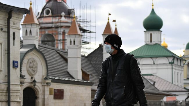 Молодой человек в защитной маске в Москве