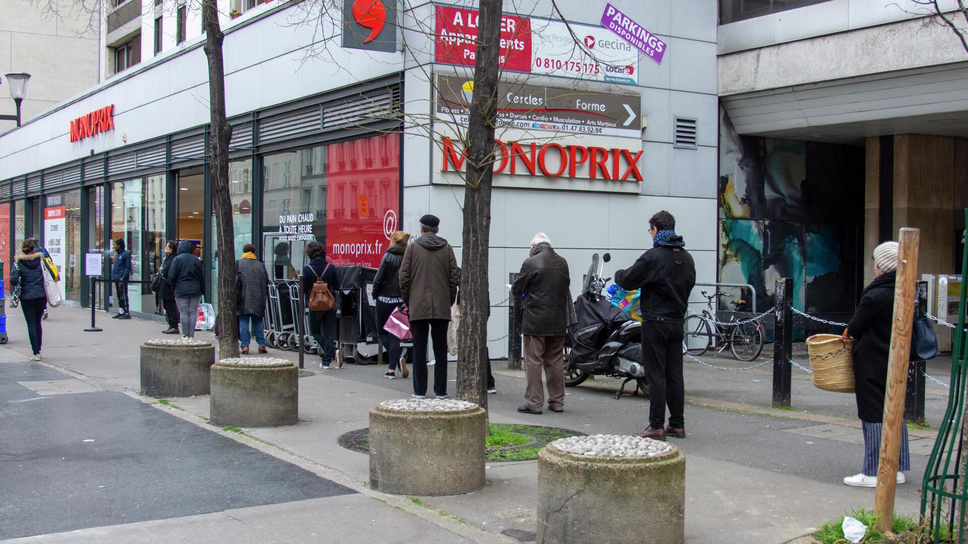 Люди стоят в очереди возле продуктового магазина в Париже - РИА Новости, 1920, 15.08.2023