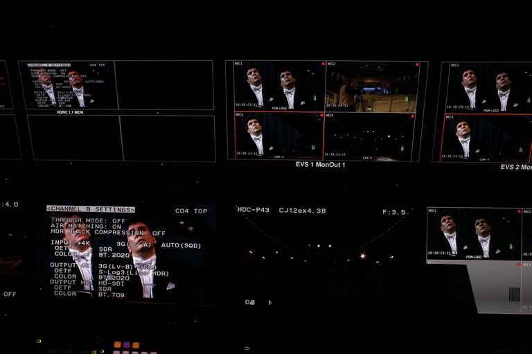 Российский пианист Денис Мацуев во время выступления на площадке Московской филармонии перед интернет-аудиторией