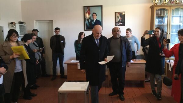 Лидер оппозиции Абхазии Аслан Бжания во время голосования на выборах президента республики Абхазия в селе Талыш Очамчирского района