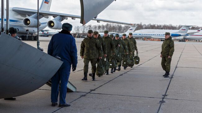 Военнослужащие медицинской службы ВС РФ во время посадки для отправки в Италию для борьбы с вирусом COVID-19