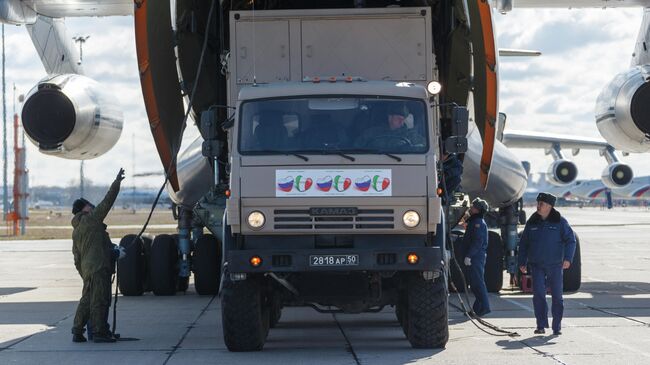 Автомобиль с медицинским оборудованием, предназначенным для отправки в Италию для борьбы с вирусом COVID-19