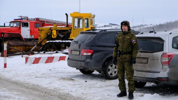 Сотрудник военной полиции у КПП воинской части, где произошел взрыв на складе с боеприпасами в Мурманской области