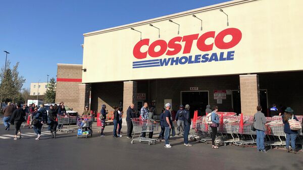 Покупатели в очереди чтобы войти в магазин Costco, штат Вашингтон