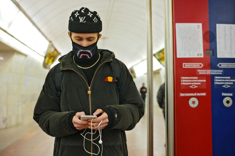 Человек в медицинской маске на одной из станций Московского метрополитена Человек в медицинской маске на одной из станций Московского метрополитена