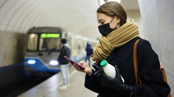 Девушка в медицинской маске на одной из станций Московского метрополитена