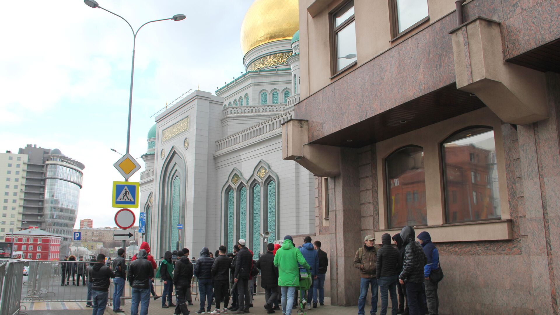 Мусульмане у закрытой Соборной мечети в Москве. 20 марта 2020 г. - РИА Новости, 1920, 19.05.2020