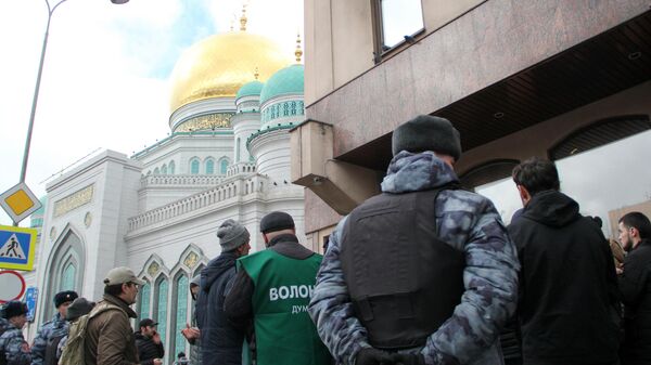 Мусульмане молятся возле закрытой Соборной мечети в Москве. 20 марта 2020 г.