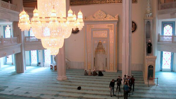 Соборная мечеть Москвы во время пятничной молитвы 20 марта 2020 г.
