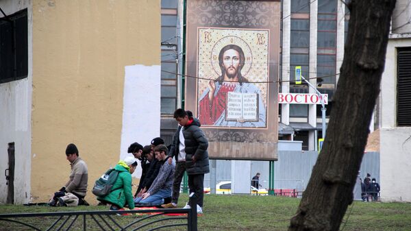 Мусульмане молятся на улице в Москве