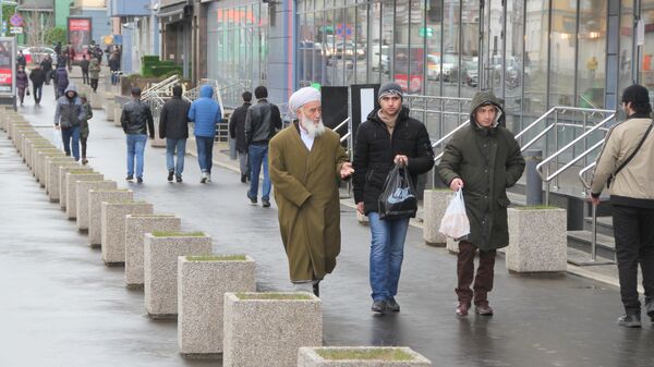 Мусульмане возвращаются от закрытой Соборной мечети Москвы в сторону метро. 20 марта 2020 г.