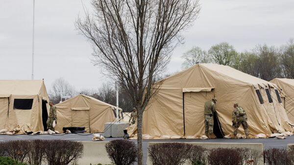 Национальная гвардия США устанавливает палатки для тестирования на коронавирус
