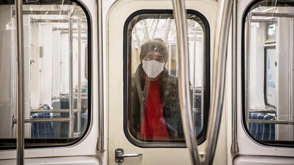 Мужчина в защитной маске в вагоне метро в Тбилиси