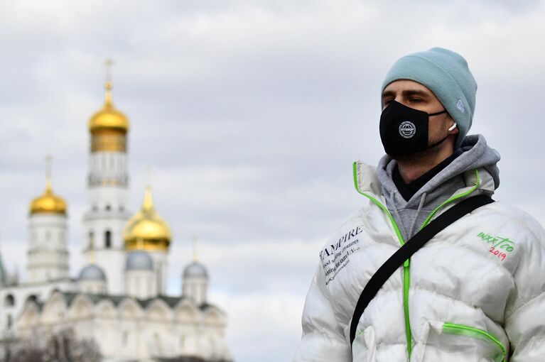 Молодой человек в защитной маске в Москве