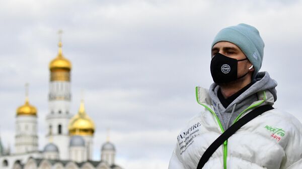 Молодой человек в защитной маске в Москве