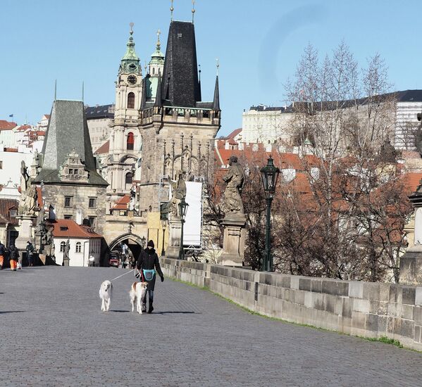 Опустевшие в связи с угрозой заражения вирусом COVID-19 улицы Праги