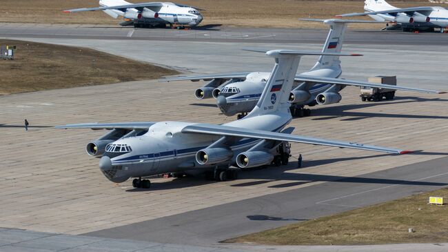 Военно-транспортный самолет ВКС России Ил-76 МД с медицинским оборудованием, предназначенным для отправки в Италию