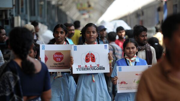 Индийские школьницы во время акции на железнодорожной станции в Ченнаи во Всемирный день борьбы с туберкулезом