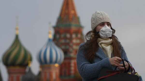 Женщина в медицинской маске на Красной Площади в Москве