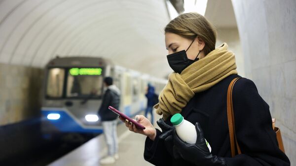 Девушка в защитной маске в метро