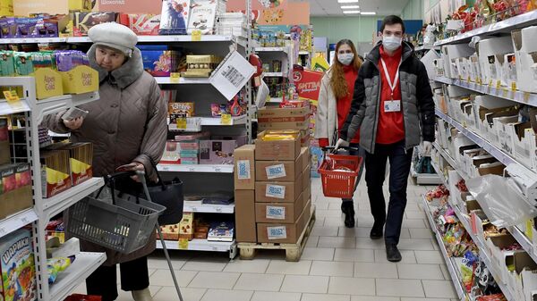 Волонтеры покупают продукты для пенсионеров в Альметьевске