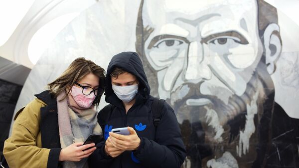 Люди в медицинских масках на станции Достоевская Московского метрополитена