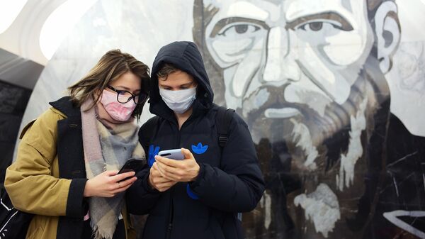 Люди в медицинских масках на станции Достоевская Московского метрополитена